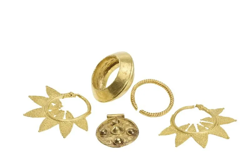 Gold jewelry from tumulus 7, Durbi Takusheyi, Nigeria, 13th-15th century. National Commission for Museums and Monuments, Abuja, Nigeria. 